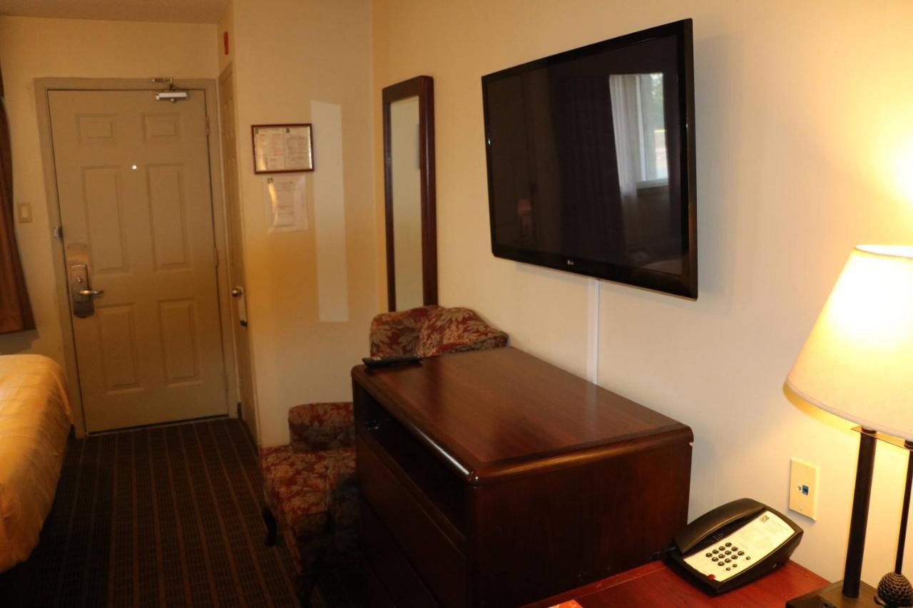 גאנאנוק Quality Inn & Suites 1000 Islands מראה חיצוני תמונה
