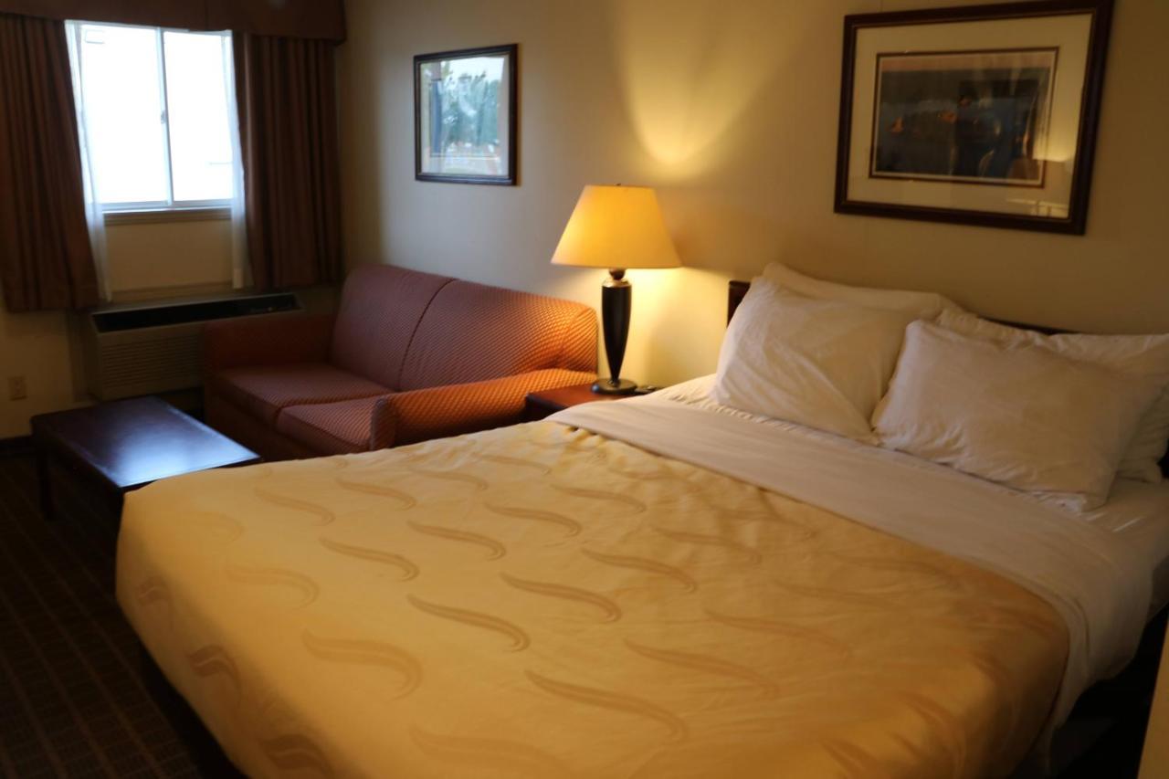 גאנאנוק Quality Inn & Suites 1000 Islands מראה חיצוני תמונה