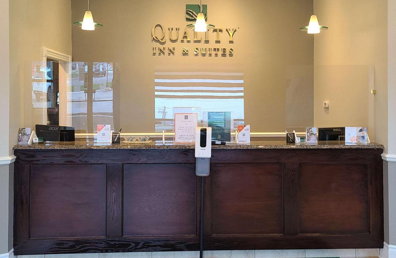 גאנאנוק Quality Inn & Suites 1000 Islands מראה חיצוני תמונה