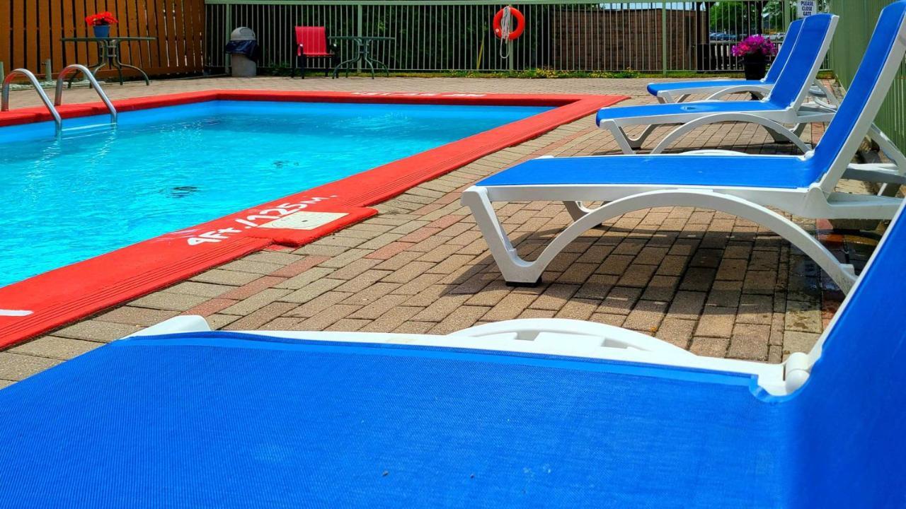 גאנאנוק Quality Inn & Suites 1000 Islands מראה חיצוני תמונה