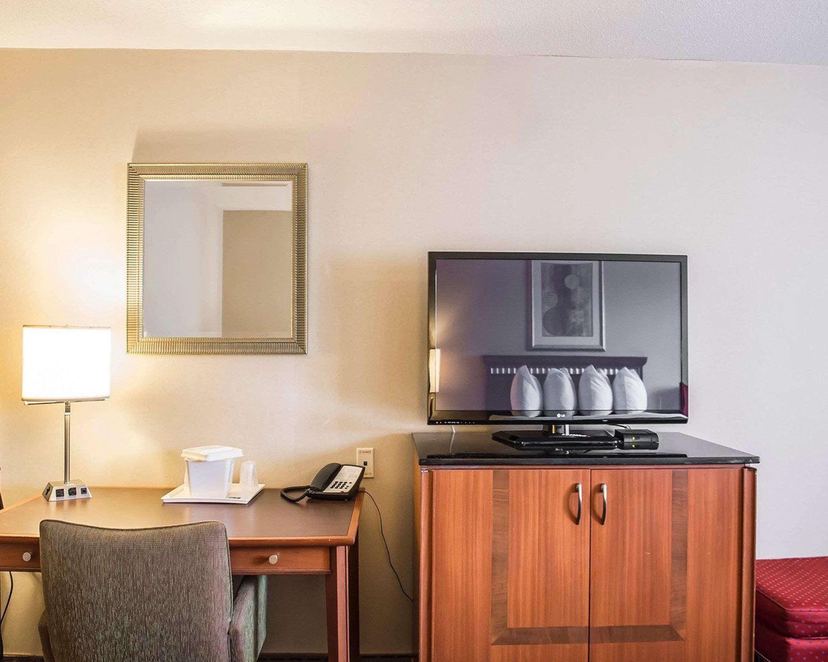 גאנאנוק Quality Inn & Suites 1000 Islands מראה חיצוני תמונה
