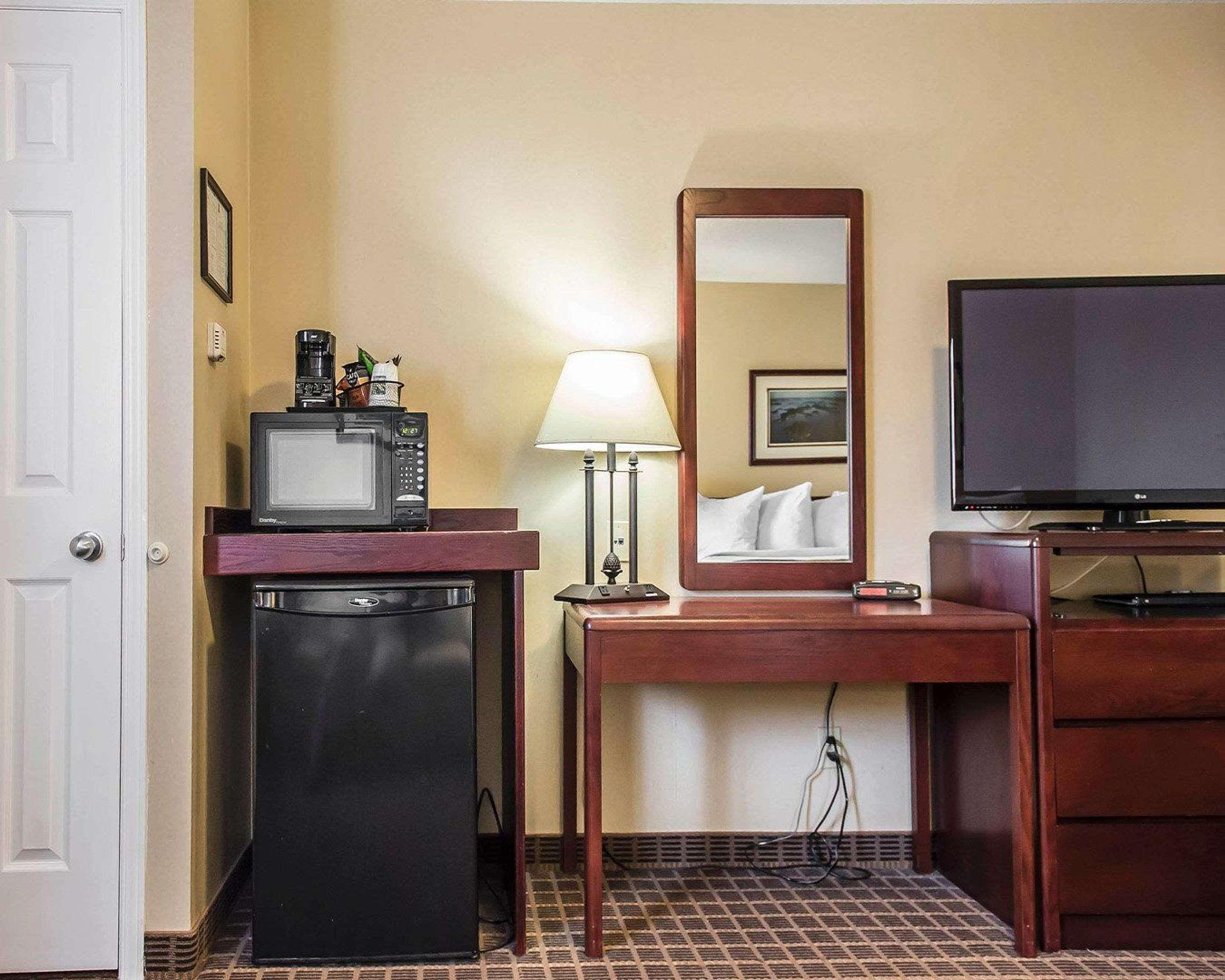 גאנאנוק Quality Inn & Suites 1000 Islands מראה חיצוני תמונה