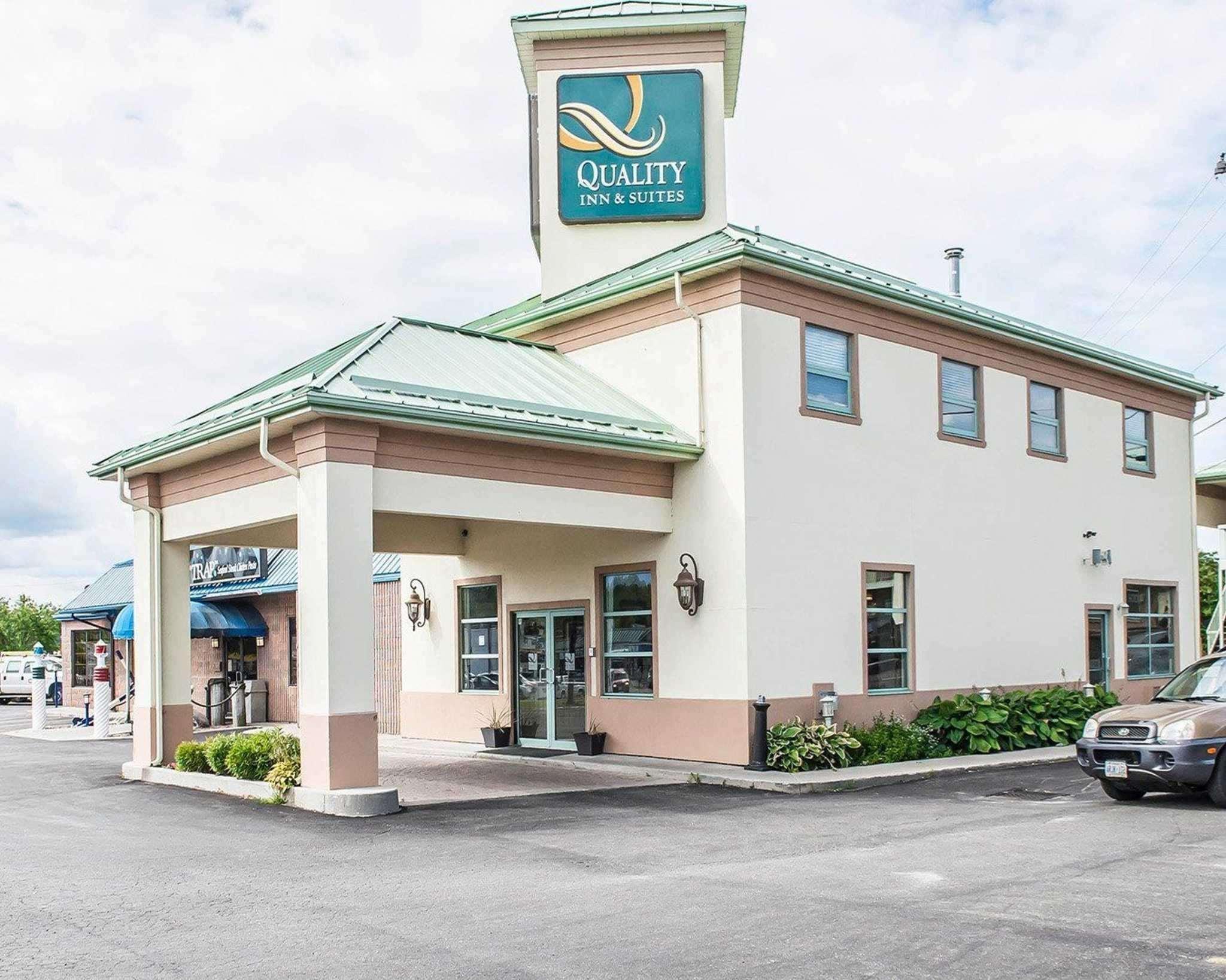 גאנאנוק Quality Inn & Suites 1000 Islands מראה חיצוני תמונה