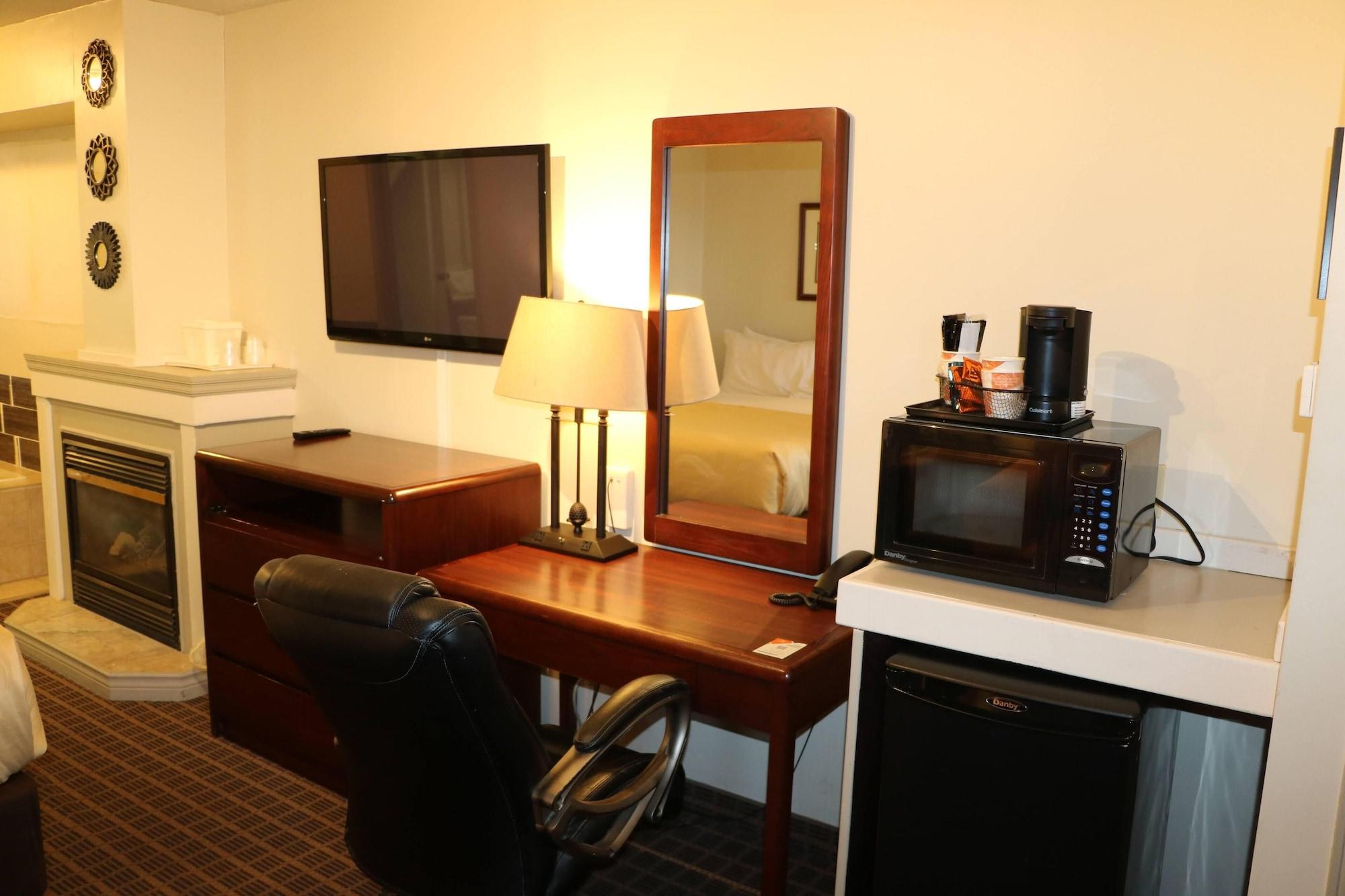 גאנאנוק Quality Inn & Suites 1000 Islands מראה חיצוני תמונה