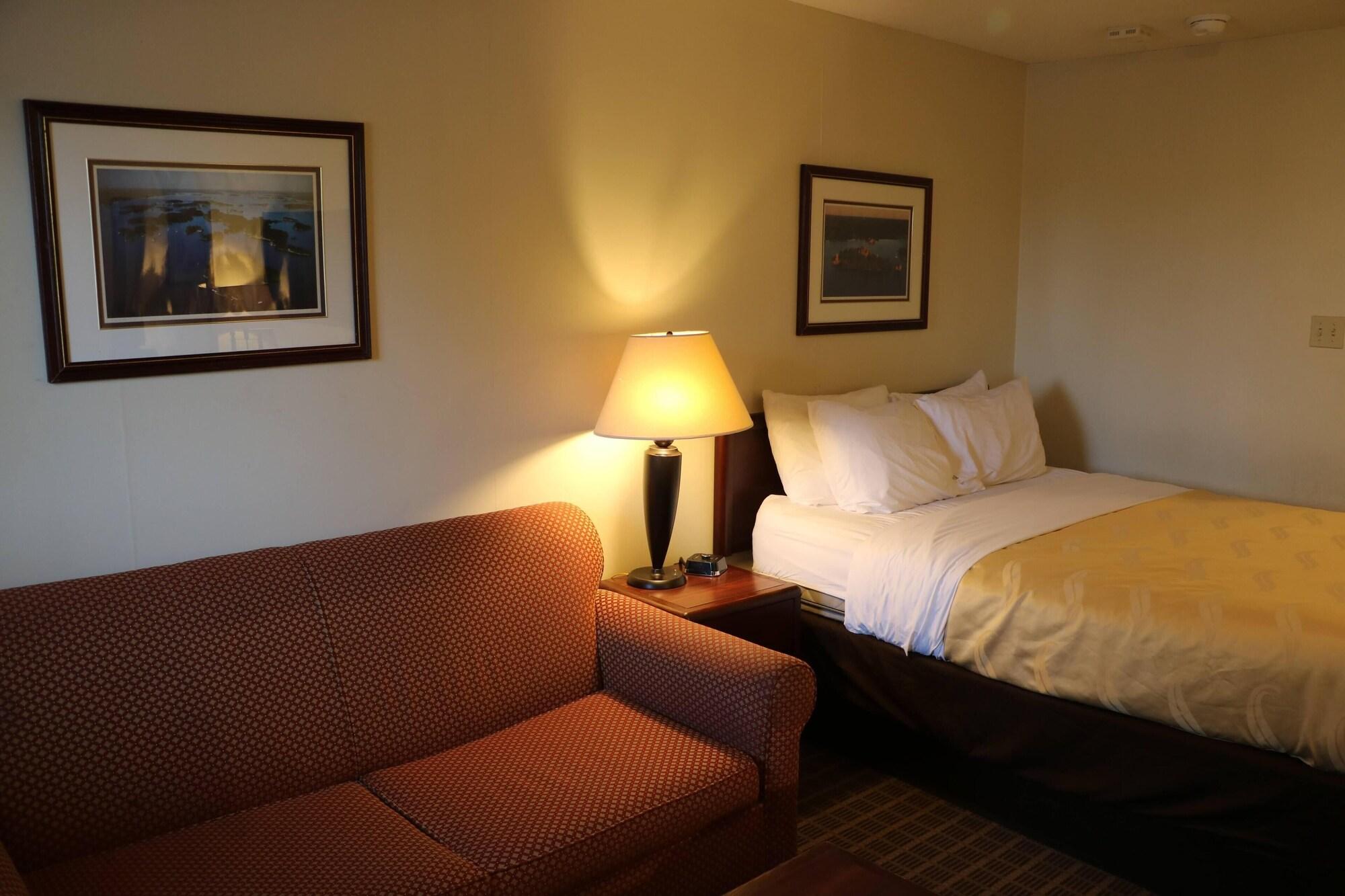 גאנאנוק Quality Inn & Suites 1000 Islands מראה חיצוני תמונה